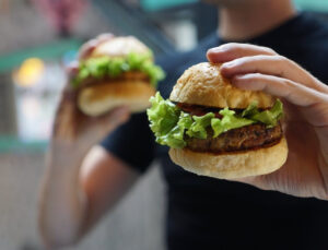 Çocuklarda Fast Food Besinlere Dikkat: ‘Alkol ve Sigara Kadar Zararlı’