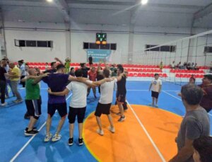 Elazığ’ın Ağın İlçesinde Şehit Öğretmen Rüstem Şen Spor Salonu Faaliyete Geçti