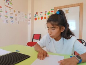 Görme Engelli Çocuk Braille Alfabesiyle Okuma ve Yazmayı Öğrendi