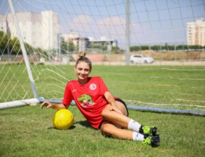 Güzellik Kraliçesi Futbol Tutkusundan Vazgeçmedi