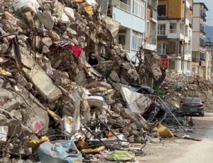 Hatay Defne’de, Yerinde Ayrıştırma ve Su Kullanmadan Moloz Kaldırma Çalışmalarına Tepki: Sağlam Olan Konutlarımızın Çökmesinden Korkuyoruz