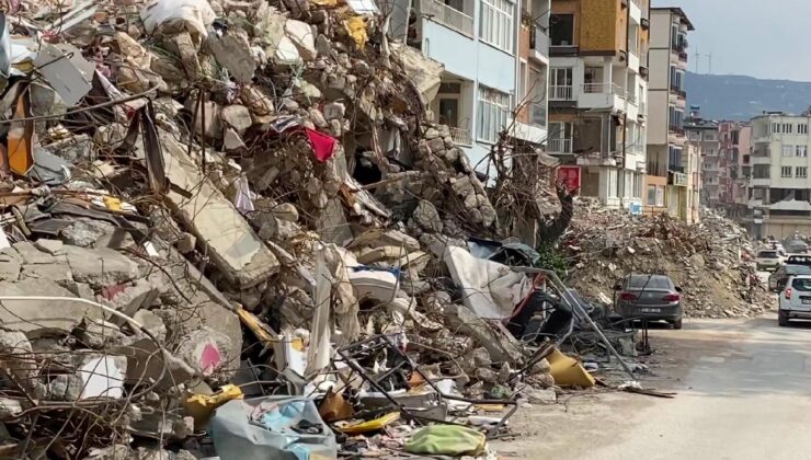 Hatay Defne’de, Yerinde Ayrıştırma ve Su Kullanmadan Moloz Kaldırma Çalışmalarına Tepki: Sağlam Olan Konutlarımızın Çökmesinden Korkuyoruz