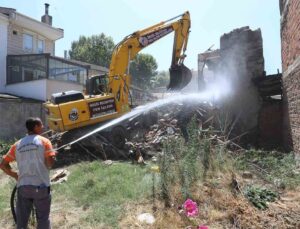 İnegöl’de Eski Binalar Yıkılarak Güvenli Sokaklara Dönüşüyor