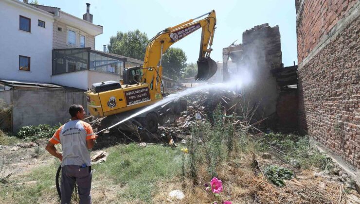 İnegöl’de Eski Binalar Yıkılarak Güvenli Sokaklara Dönüşüyor