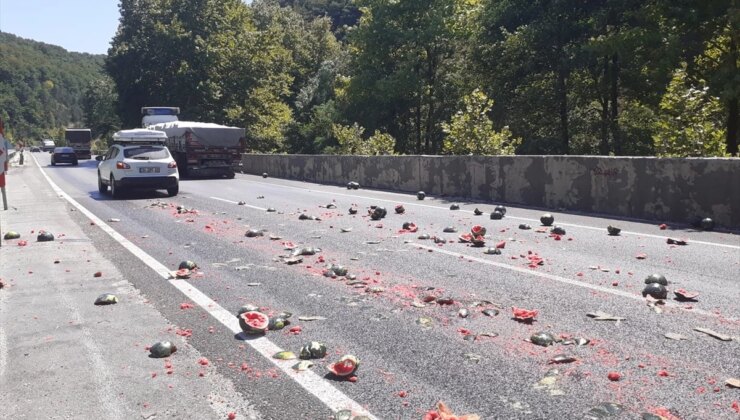 İnegöl’de Yola Saçılan Karpuzlar Trafiği Tehlikeye Soktu