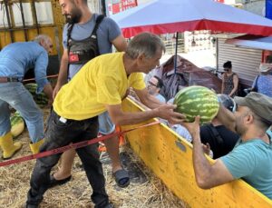 İstanbul’da 25 Ton Karpuzu Ücretsiz Dağıttı: Vatandaş Bol Bol Yesin