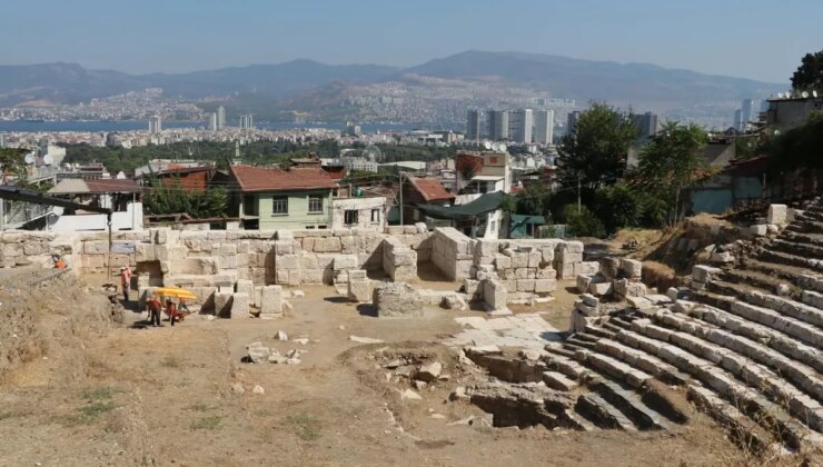 İzmir’deki Smyrna Tiyatrosu’nda Hafriyat Çalışmaları Sürüyor