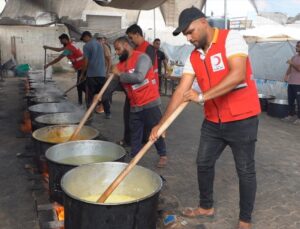 Kadem ve Türk Kızılayı Gazze’de Yemek Dağıttı