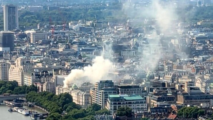 Londra’daki Somerset House’da Yangın Çıktı