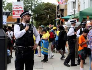 Londra’nın Tarihi Notting Hill Karnavalı’nda Bir Kadın Bıçaklanarak Ağır Yaralandı