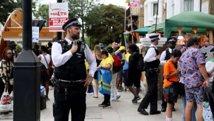 Londra’nın Tarihi Notting Hill Karnavalı’nda Bir Kadın Bıçaklanarak Ağır Yaralandı