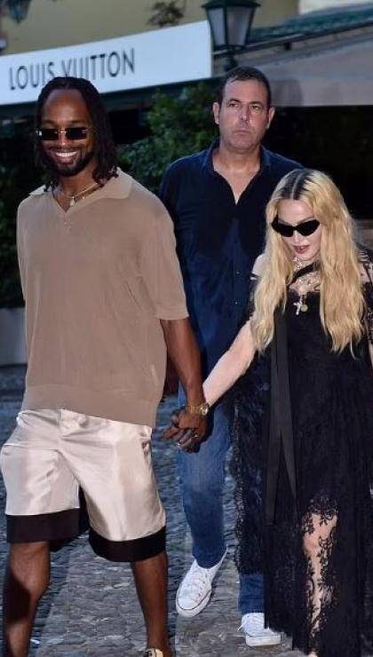 madonna kendisinden 37 yas kucuk yeni erkek arkadasi akeem morris ile el ele goruntulendi 1uhGqbFb