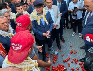 Manisalı Çiftçiler,  Özgür Özel’in Önüne Domates ve Patlıcan Döktü: Bizi Kurtaracak Sizsiniz, Seçimi Hızlandıralım