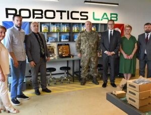 NATO’nun Kosova’daki Barış Gücü’nden Robotik Kodlama Sınıfı Açılışı