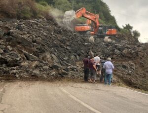 Ordu’da Yol Çalışması: Patlatılan Dinamit Karadeniz-Akdeniz Bağlantı Yolunu Trafiğe Kapattı