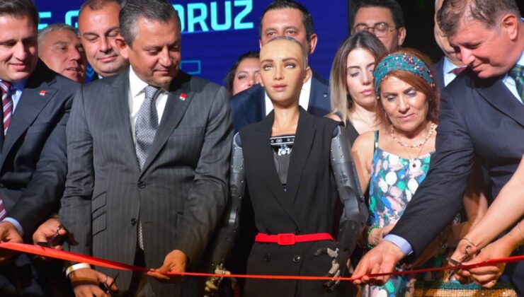 Özgür Özel ve Robot Sophia, Birlikte Kurdele Kesti: İzmir’in Güzellikleri Beni Şarj Etti; Atatürk’ün Mirasını İleriye Taşıdığınızı Görmek Duygulandırıyor