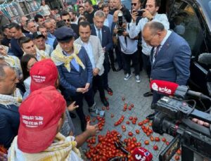 Özgür Özel’in Önünde Domates ve Patlıcan Döken Üreticiler Konuştu: Ev Sat, Araba Sat, Tarla Sat, Satacak Bir Şey Kalmadı