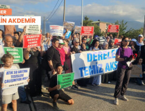 Panayır Mahallesi Halkı: Nilüfer Çayı Katran Rengi Akıyor, Yetkililer Yıllardır Seyirci Kalıyor