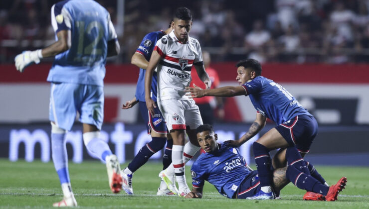 Sahada Yere Yığılmıştı: Uruguaylı Futbolcu Hayatını Kaybetti