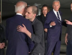 Sarılıp Birlikte Poz Verdiler… ‘Asrın’ Takas Operasyonunda Serbest Bırakılan 3 ABD’liyi Biden ve Harris Havaalanında Karşıladı… Wsj Muhabiri Evan Gershkovich: Putin’le Röportaj Yapmak İstedim