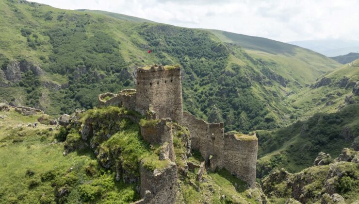 Şeytan Kalesi Yeşile Büründü! Yürüyerek 30 Dakikada Ulaşılıyor