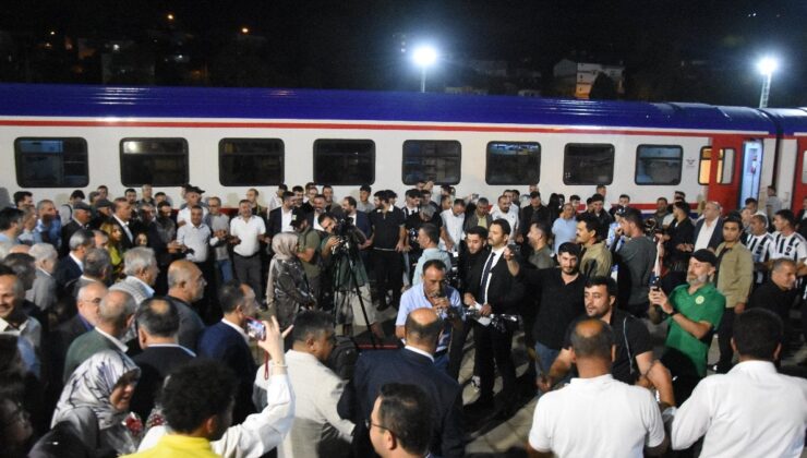 Turistik Tatvan Treni’nin Bitlis Seferinde Konuklar Halaylarla Karşılandı