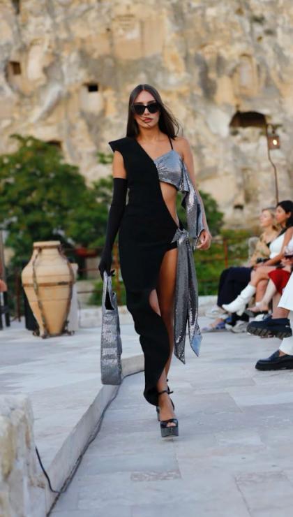 unlu modaci emrullah koroglunun fashion week cappadocia defilesi buyuledi 6 hSNUV3V3