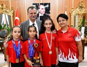 Yunusemre Belediyespor’un Judo ve Badminton Atletleri Ödüllendirildi