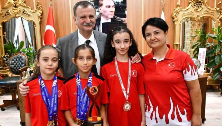 Yunusemre Belediyespor’un Judo ve Badminton Atletleri Ödüllendirildi