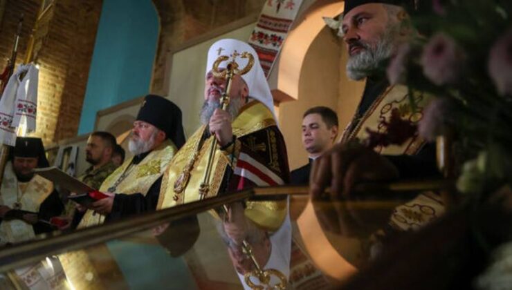 Zelenski, Ukrayna Ortodoks Kilisesi’nin Faaliyetlerini Yasaklayan Maddeyi İmzaladı