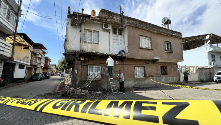 Adana’da Fırtına Nedeniyle Bir Evin Damı ve Balkonu Kısmen Yıkıldı