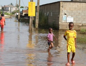 Afrika’nın Batısında 1 Milyon Kişi Şiddetli Yağış Nedeniyle Evini Terk Etti