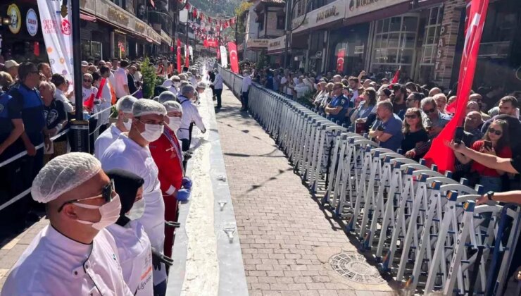 Afyonkarahisar’da Dünyanın En Uzun Lokumu Rekoru Tescillendi