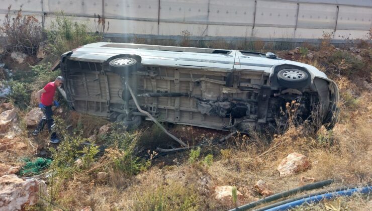 Antalya’da Tur Minibüsü Şarampole Devrildi: Yaralılar Var