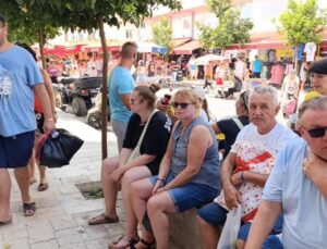 Antalyalı Pazar Esnafı Turist Yoğunluğunun İşe Yansımamasından Şikayetçi