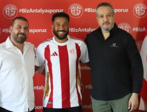 Antalyaspor, Yeni Transferi Townsend İçin İmza Töreni Düzenledi