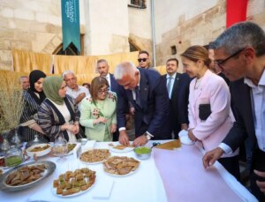 Bakan Ersoy ve Başkan Şahin, Açılan Kayna Sabun ve Pekmez Müzesi’nde Üzüm Pekmezi Yaptı