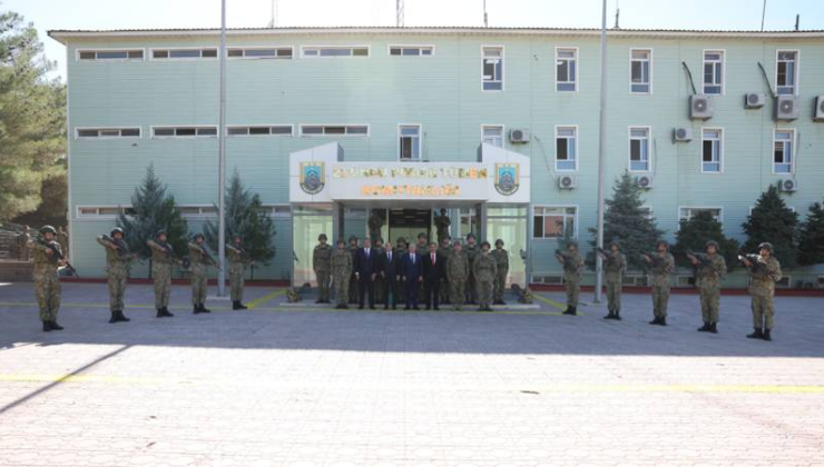 Bakan Yaşar Güler, Sınır Ötesindeki Birlik Kumandanlarıyla Görüştü