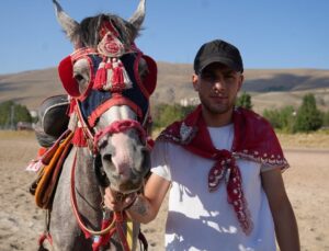 Bayburt’ta Askere Giden Oğluna Ata Sporuyla Eğlence Düzenlendi