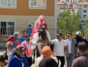 Bayburt’ta Gelini Damadın Evine At Sırtında Getirme Geleneği