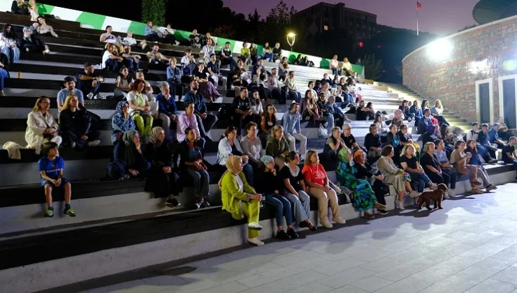 Bursa Atatürk Stadyumu Kütüphanesi Önünde Sinema Keyfi