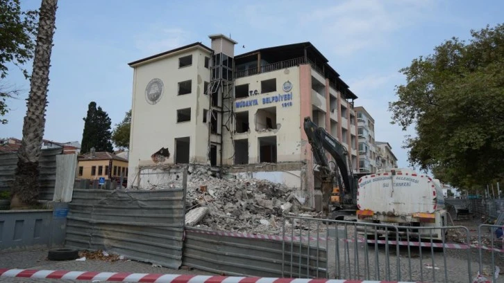 Bursa Mudanya Belediye Binası’nın Yıkı İşlemi Başladı