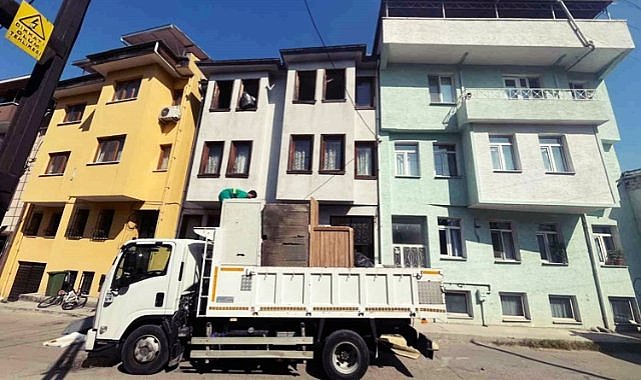 Bursa’da Bir Evden 5 Kamyon Çöp Toplandı!