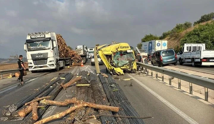 Bursa’da Bir Tır, Tomruk Yüklü Tır’a Çarptı: Ortalık Savaş Alanına Döndü