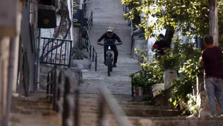 Bursa’da Downhill Sportmeni 225 Basamaklı Merdivenden Bisikletle İndi