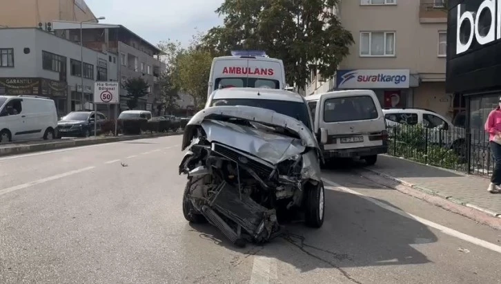 Bursa’da Hasta Taşıyan Ambulans Otomobil ile Kafa Kafaya Çarpıştı