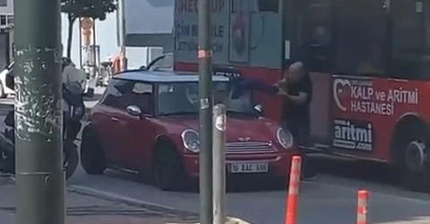 Bursa’da Polislerin Ceza Yazmasına Sinirlendi, Aracını Parçaladı