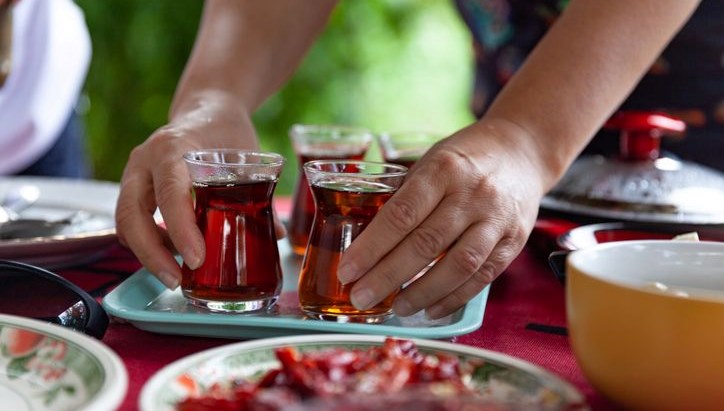 Çayı Böyle İçmek Zehirden Beter Hale Getiriyor! Herkes Yıllardır Bu Yanılgıyı Yapıyor