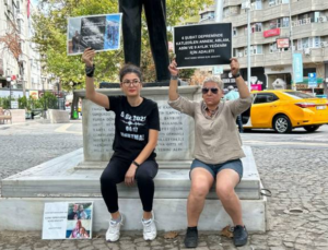 Depremzede Döne Kaya, Kuğulu Park’ta: Yetkililer Ne Yapıyor? Depremin Üzerinden Nerdeyse 2 Yıl Geçti, Adaleti Neden Sağlamadılar?