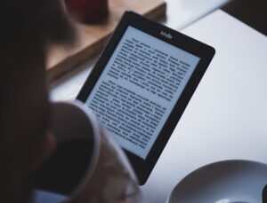 E Ink Teknolojisi Nedir, Nasıl Çalışır?